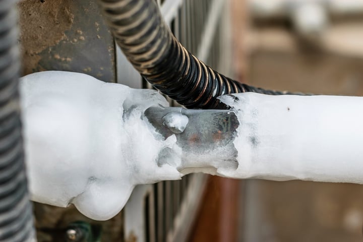 How can I fix an air conditioner's frozen pipe?